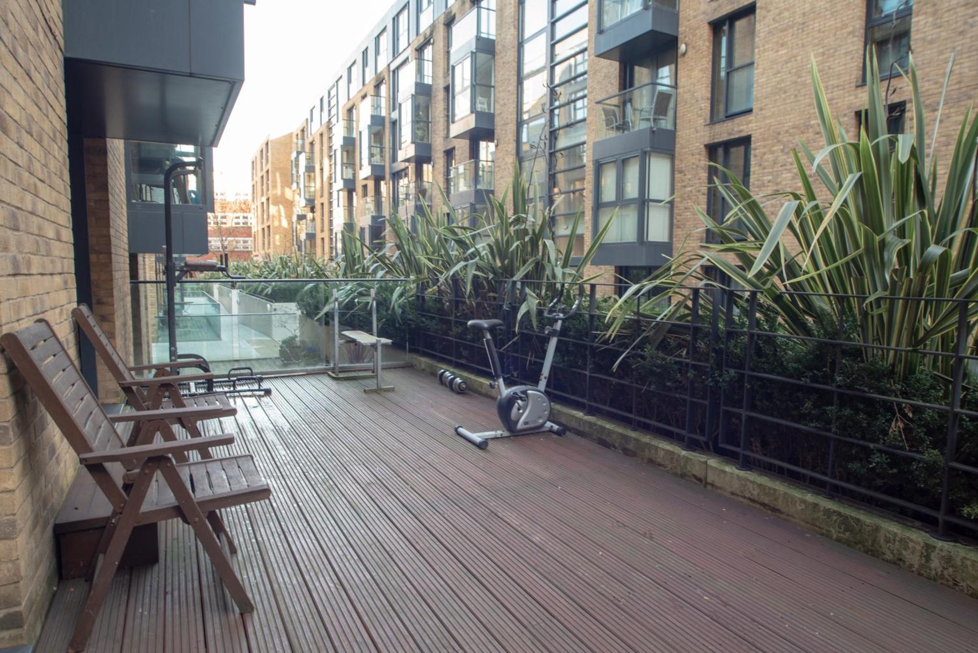 Spacious 1 Bed Apartment With Workspace, Coffee & Free Secure Parking Бірмінгем Екстер'єр фото