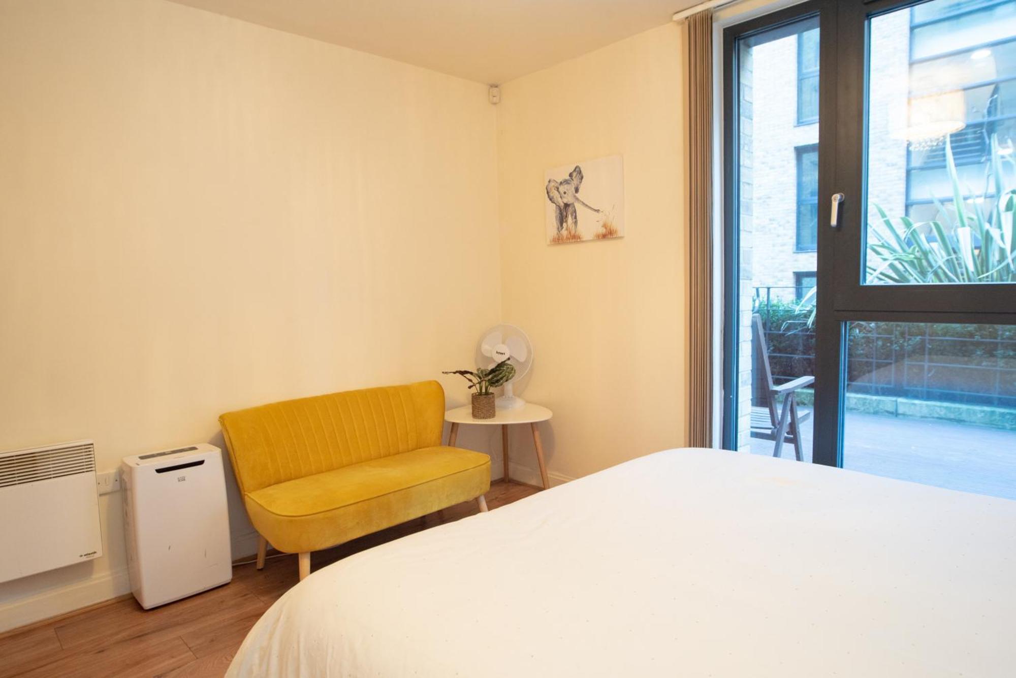 Spacious 1 Bed Apartment With Workspace, Coffee & Free Secure Parking Бірмінгем Екстер'єр фото