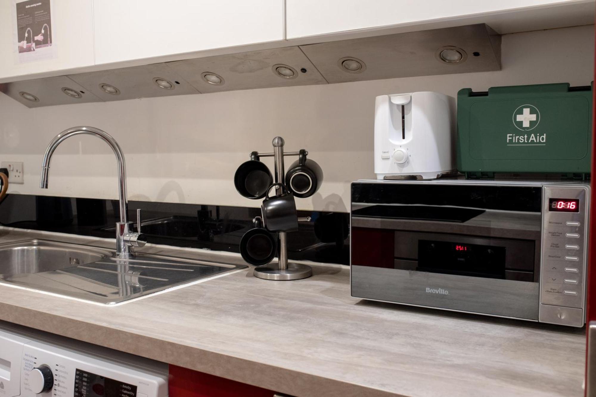 Spacious 1 Bed Apartment With Workspace, Coffee & Free Secure Parking Бірмінгем Екстер'єр фото