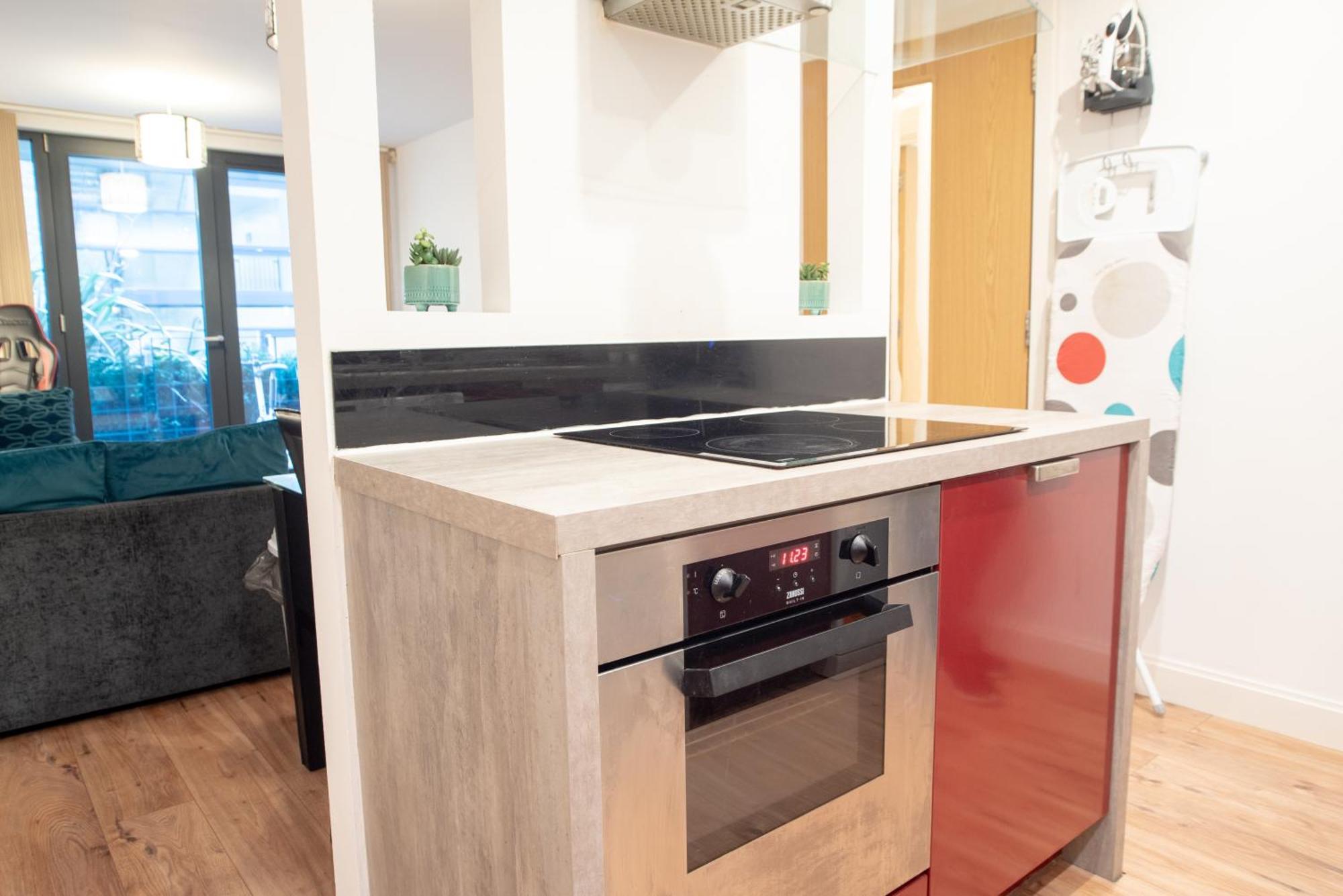 Spacious 1 Bed Apartment With Workspace, Coffee & Free Secure Parking Бірмінгем Екстер'єр фото