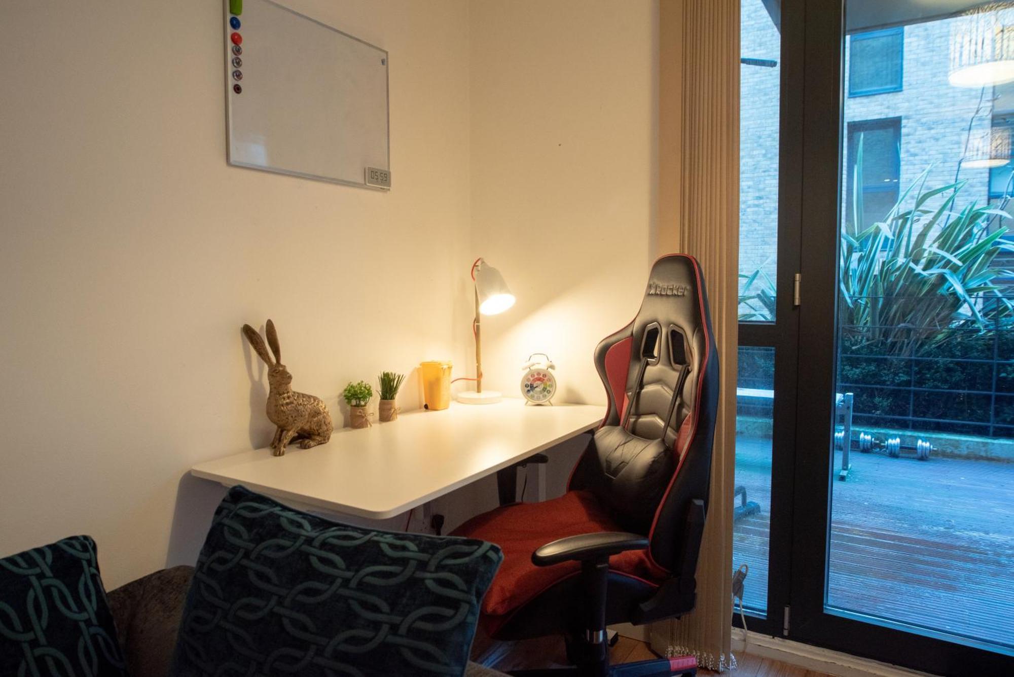 Spacious 1 Bed Apartment With Workspace, Coffee & Free Secure Parking Бірмінгем Екстер'єр фото