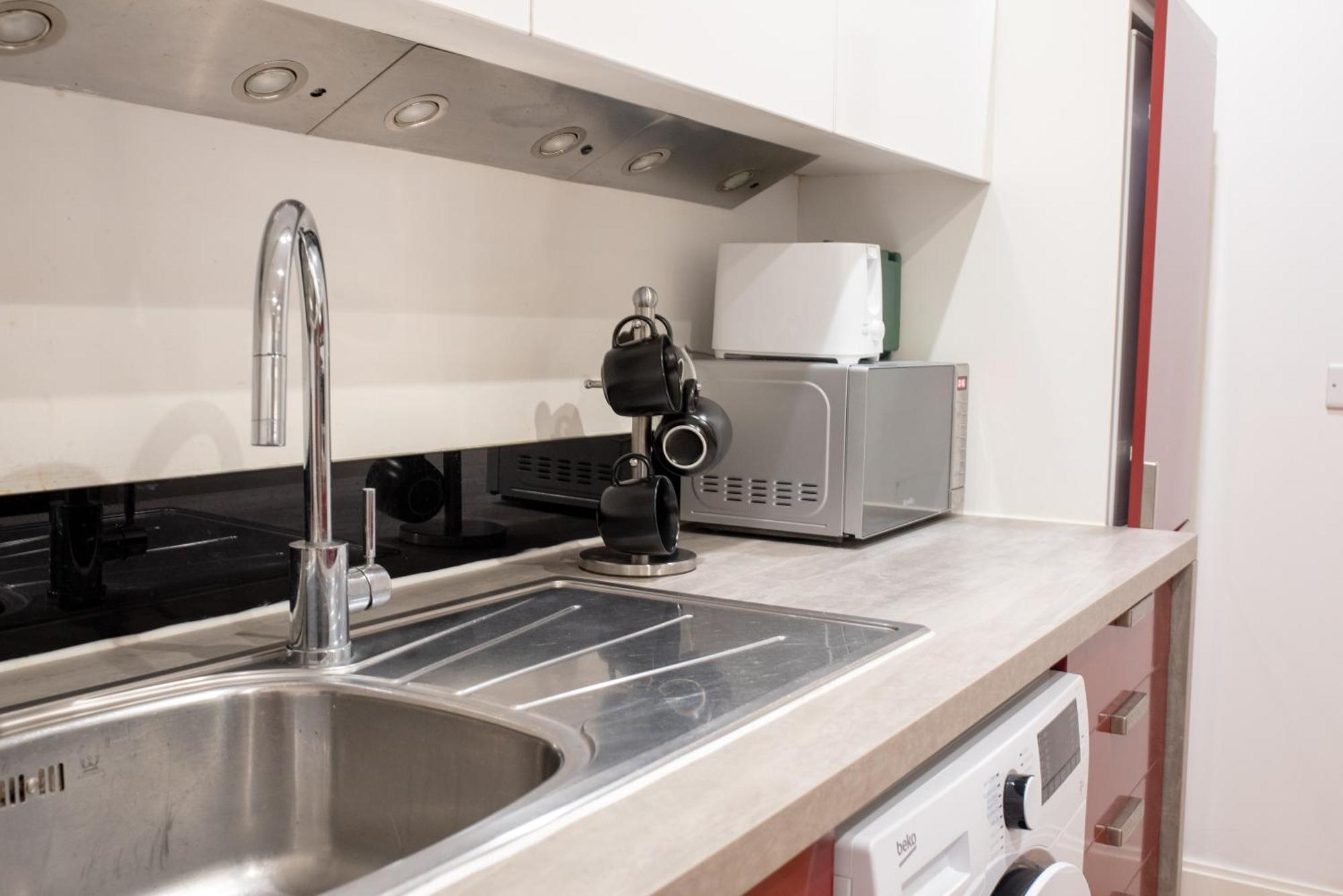 Spacious 1 Bed Apartment With Workspace, Coffee & Free Secure Parking Бірмінгем Екстер'єр фото