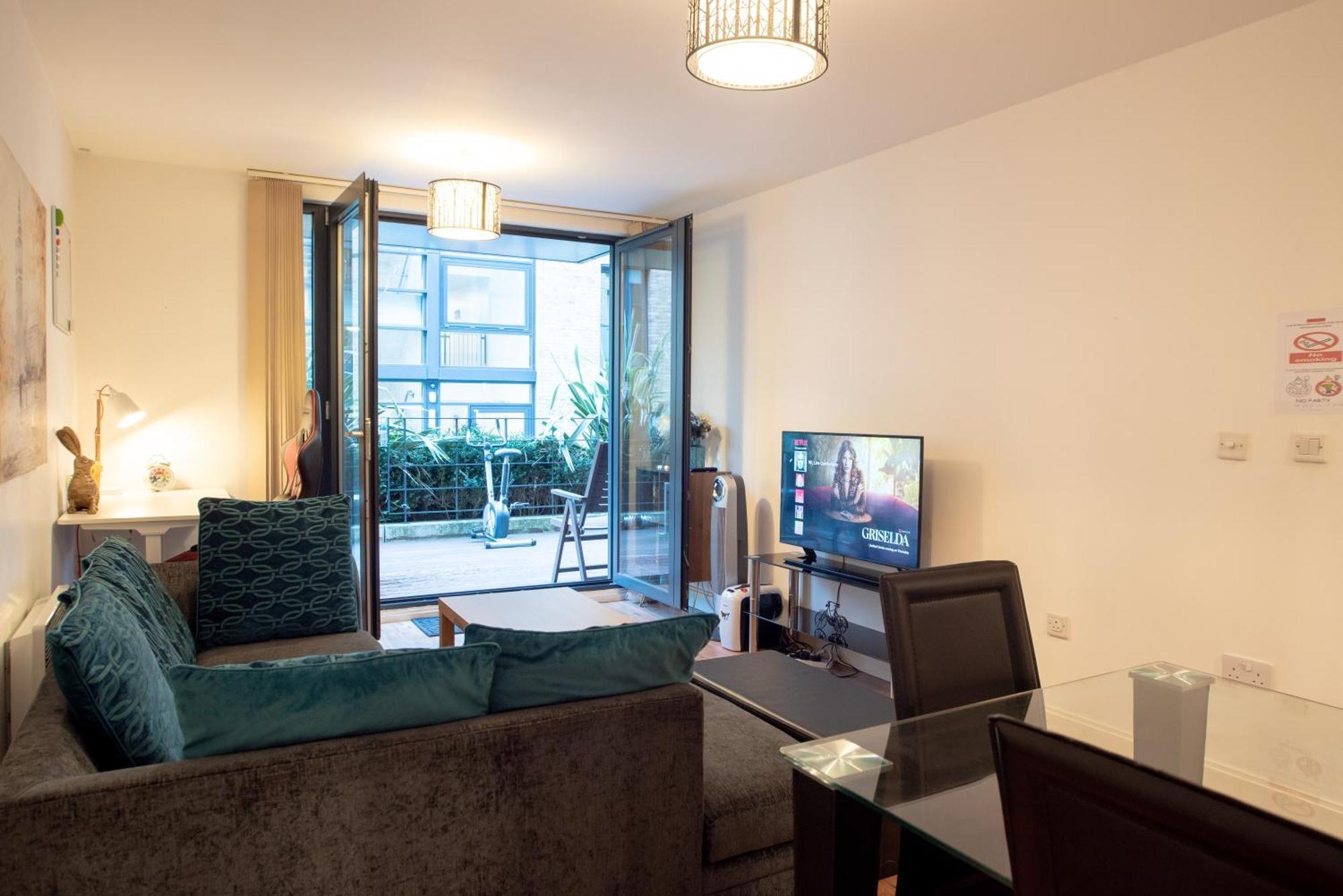 Spacious 1 Bed Apartment With Workspace, Coffee & Free Secure Parking Бірмінгем Екстер'єр фото